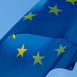 Zdjęcie flagi Unii Europejskiej na tle nieba